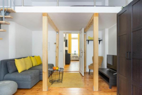 LR Renovated +AC+rain shower+wooden floorboards